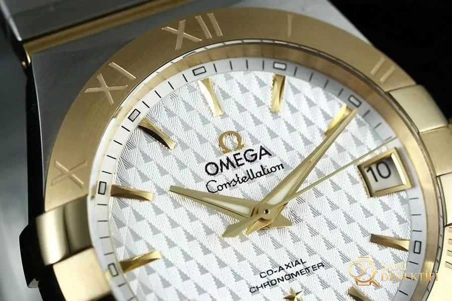 VS Factory Omega Constellation Serisi İki Renkli Altın Baklava Desenli Beyaz Kadranlı Replika Kol Saati - 123.20.38.21.02.009 - Bilezik, Toka ve Klips Mekanizması