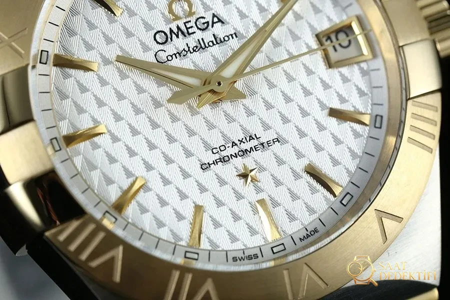 VS Factory Omega Constellation Serisi İki Renkli Altın Baklava Desenli Beyaz Kadranlı Replika Kol Saati - 123.20.38.21.02.009 - Makro Kadran ve İndeks İşçiliği