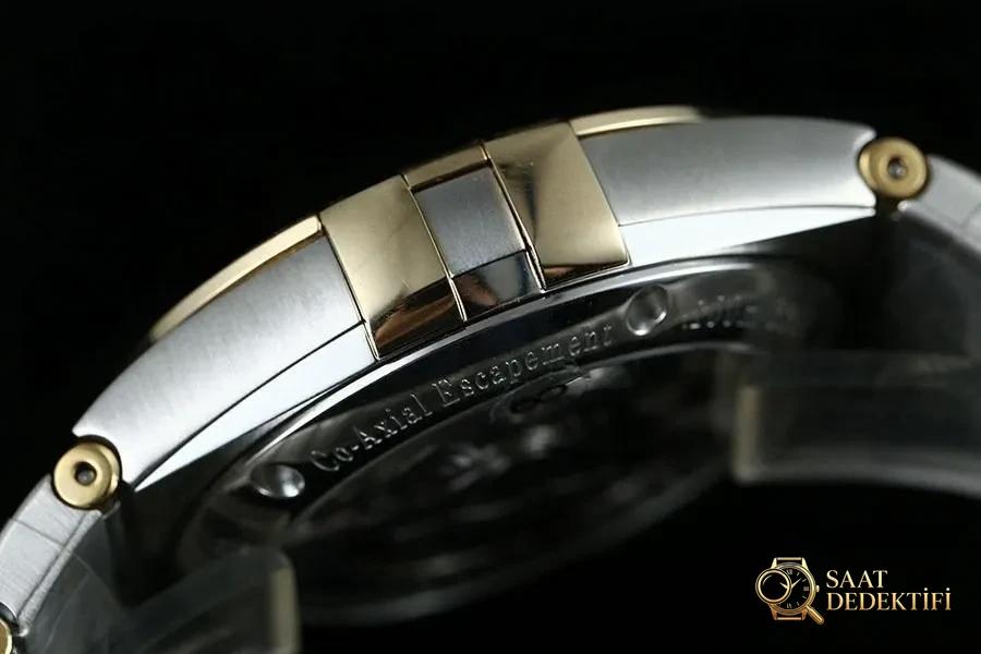 VS Factory Omega Constellation Serisi İki Renkli Altın Baklava Desenli Beyaz Kadranlı Replika Kol Saati - 123.20.38.21.02.009 - Bilekte Duruş ve Kasa Orantısı