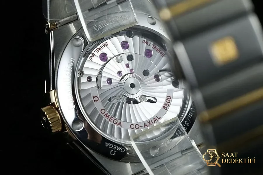VS Factory Omega Constellation Serisi İki Renkli Altın Baklava Desenli Beyaz Kadranlı Replika Kol Saati - 123.20.38.21.02.009 - Mekanizma Zemberek ve Balans Detayı