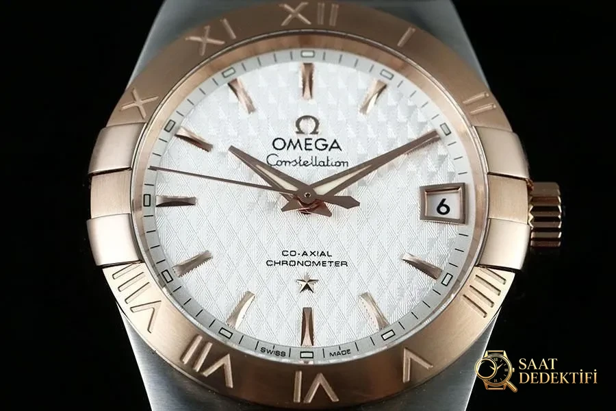 VS Factory Omega Constellation Serisi İki Renkli Rose Gold Baklava Desenli Beyaz Kadran Replika Saat-123.20.38.21.02.008 - Arka Kapak ve Mekanizma Detayı