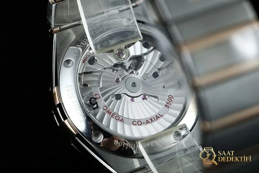 VS Factory Omega Constellation Serisi İki Renkli Rose Gold Baklava Desenli Beyaz Kadran Replika Saat-123.20.38.21.02.008 - Fosfor ve Super-LumiNova Gece Görünümü