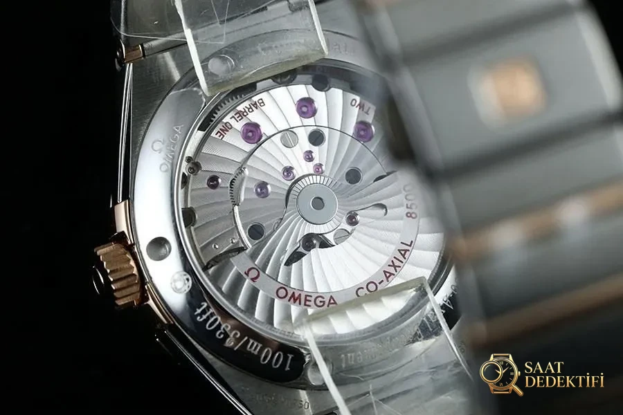 VS Factory Omega Constellation Serisi İki Renkli Rose Gold Baklava Desenli Beyaz Kadran Replika Saat-123.20.38.21.02.008 - Mekanizma Zemberek ve Balans Detayı