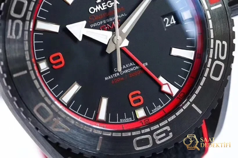 VS Factory Omega Deep Sea of Red Seamaster 600 tam seramik saatin işçiliği nasıl? - Fosfor ve Super-LumiNova Gece Görünümü
