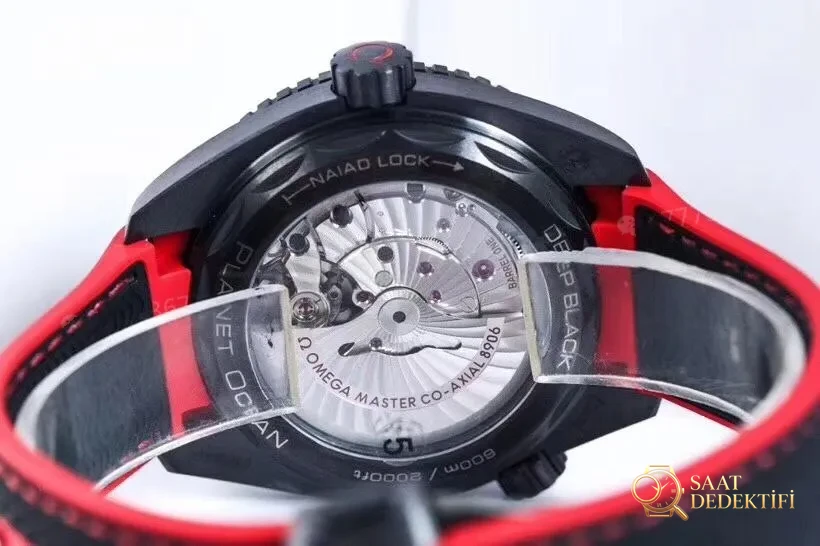 VS Factory Omega Deep Sea of Red Seamaster 600 tam seramik saatin işçiliği nasıl? - Genel Açı ve Estetik Duruş