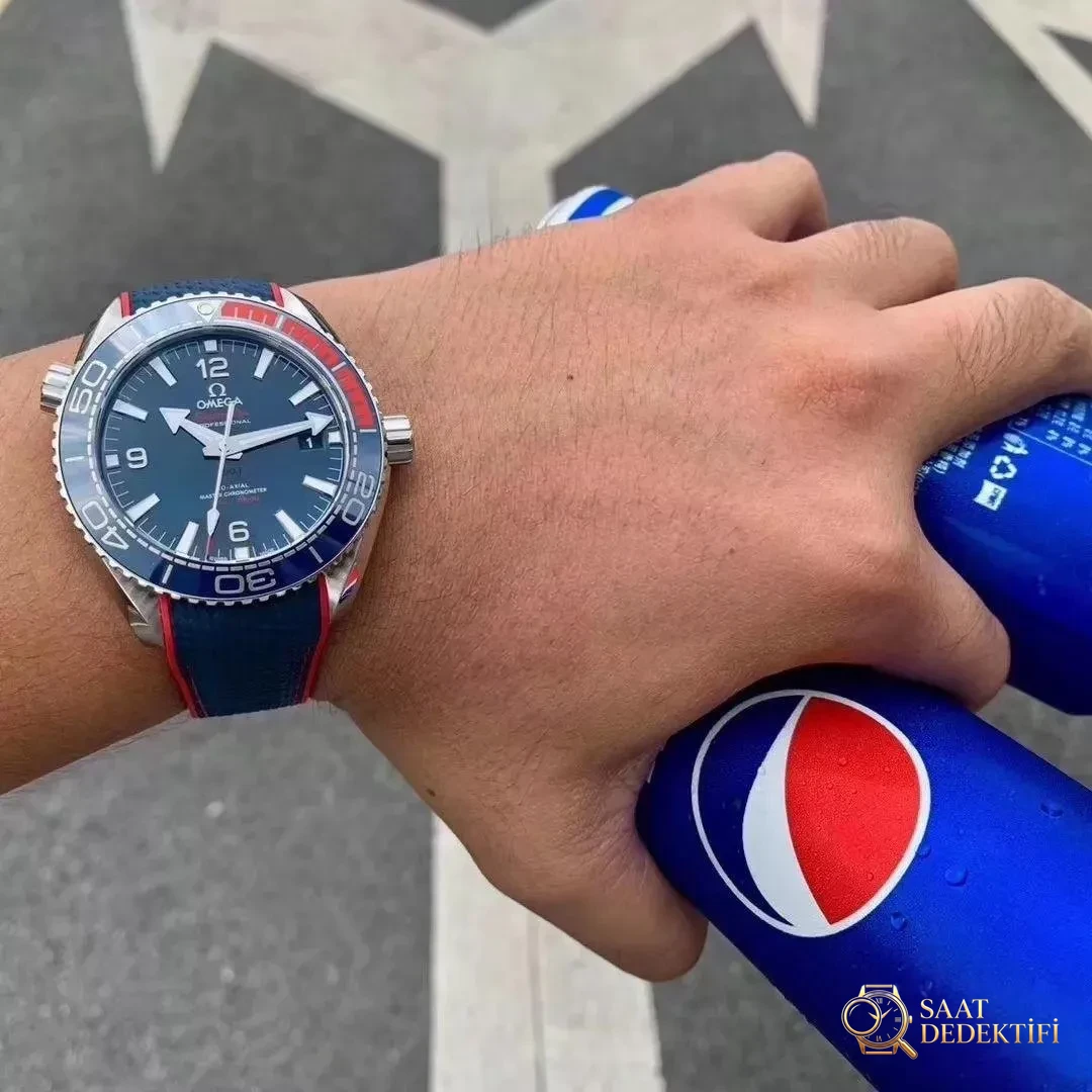 VS Factory Omega Pepsi bezelli Seamaster Planet Ocean 600 olimpiyat versiyonu 8900 mekanizmalı replika saat nasıl? - Bilekte Duruş ve Kasa Orantısı