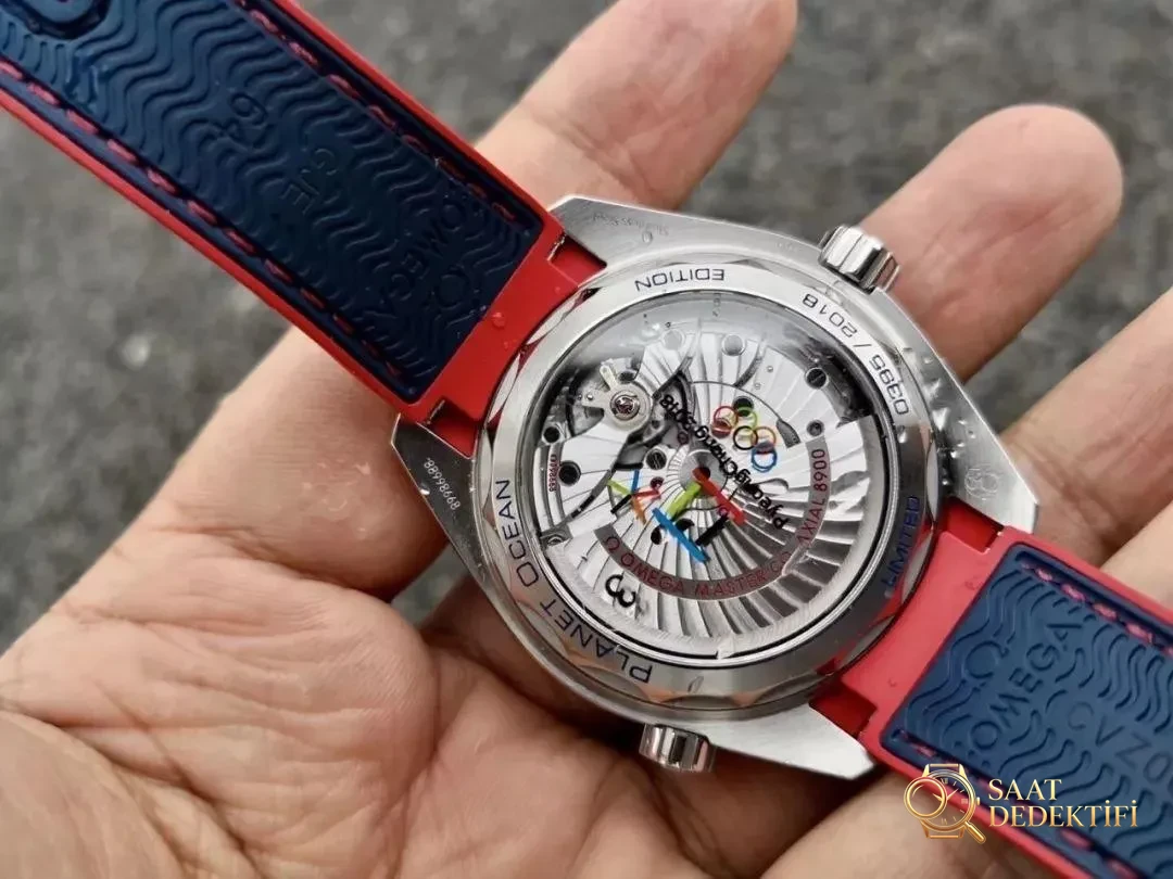 VS Factory Omega Pepsi bezelli Seamaster Planet Ocean 600 olimpiyat versiyonu 8900 mekanizmalı replika saat nasıl? - Yan Profil ve Kordon Bağlantısı