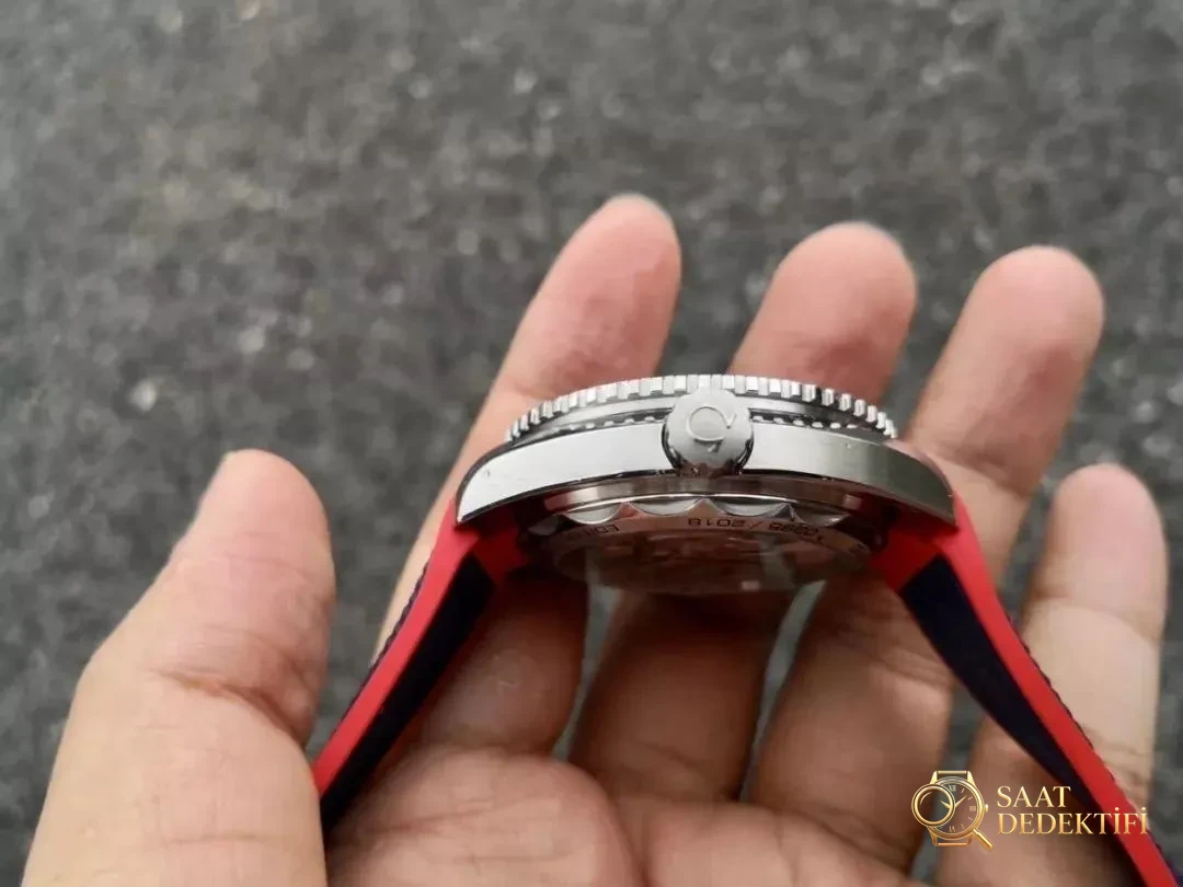 VS Factory Omega Pepsi bezelli Seamaster Planet Ocean 600 olimpiyat versiyonu 8900 mekanizmalı replika saat nasıl? - Genel Açı ve Estetik Duruş