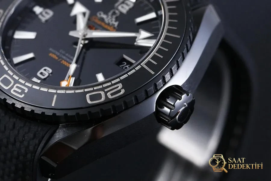 VS Factory Omega Planet Ocean 600M serisi Deep Black saat incelemesi - Arka Kapak ve Mekanizma Detayı