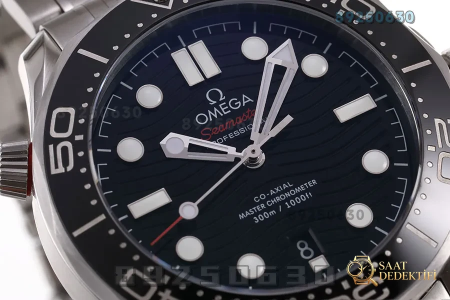 VS Factory Omega replika saat ile piyasa versiyonu karşılaştırması - Seamaster 300 siyah kadran modeli - Kadran Detayı ve Bezel İşçiliği