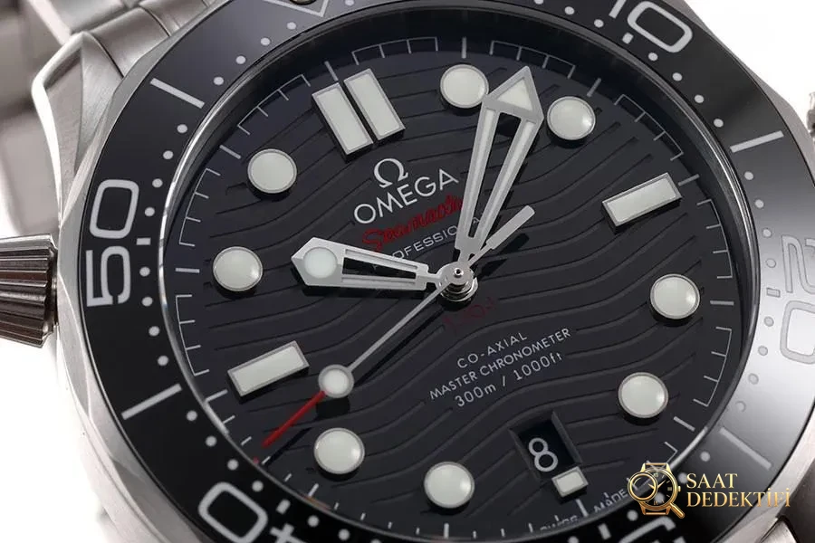 VS Factory Omega replika saat ile piyasa versiyonu karşılaştırması - Seamaster 300 siyah kadran modeli - Kasa Profili ve Kurma Kolu İncelemesi
