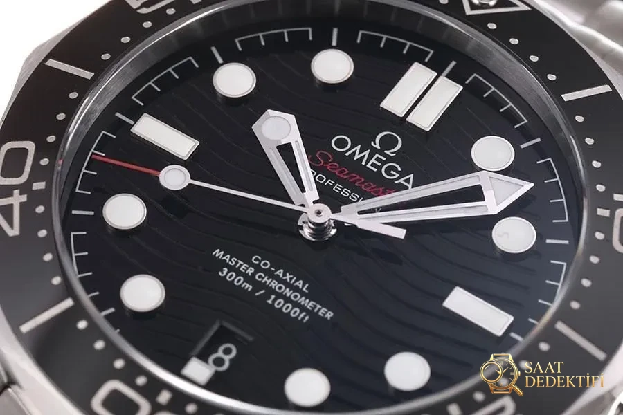 VS Factory Omega replika saat ile piyasa versiyonu karşılaştırması - Seamaster 300 siyah kadran modeli - Arka Kapak ve Mekanizma Detayı