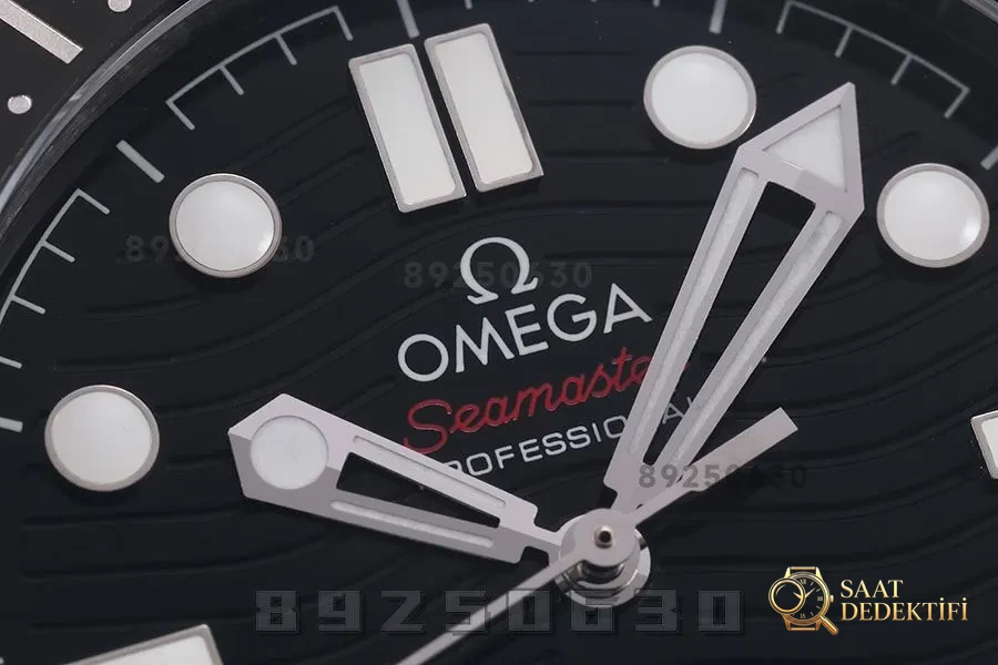VS Factory Omega replika saat ile piyasa versiyonu karşılaştırması - Seamaster 300 siyah kadran modeli - Makro Kadran ve İndeks İşçiliği
