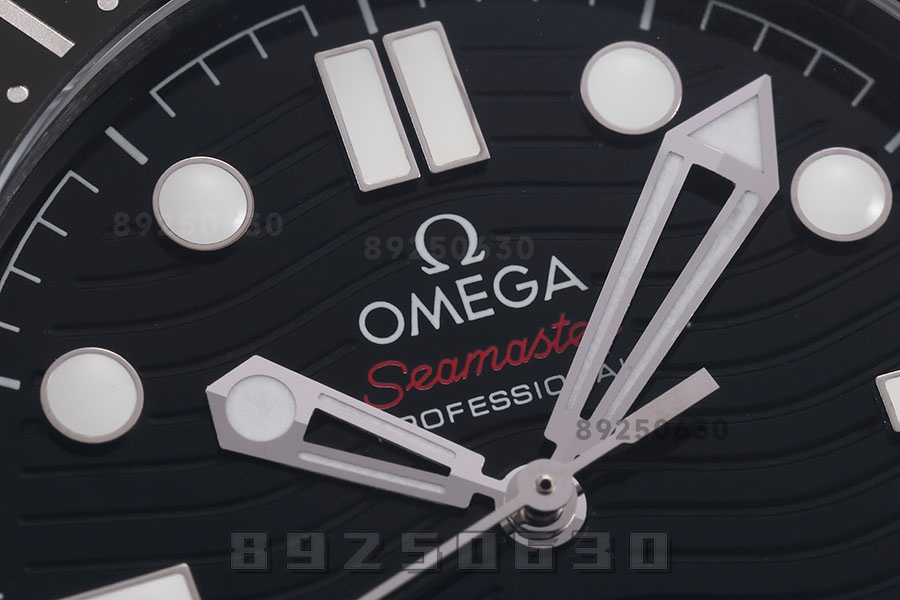 VS Factory Omega replika saat ile piyasa versiyonu karşılaştırması - Seamaster 300 siyah kadran modeli — 6. fotoğraf