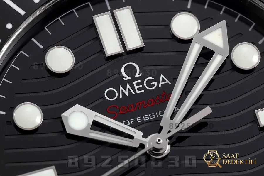 VS Factory Omega replika saat ile piyasa versiyonu karşılaştırması - Seamaster 300 siyah kadran modeli - Klips Kilidi ve Lazer Damgalar