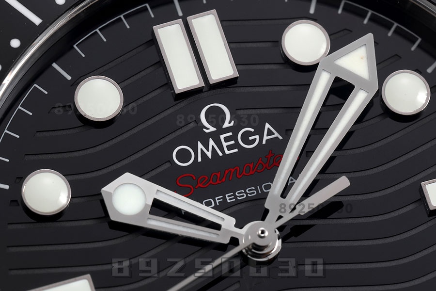 VS Factory Omega replika saat ile piyasa versiyonu karşılaştırması - Seamaster 300 siyah kadran modeli — 7. fotoğraf