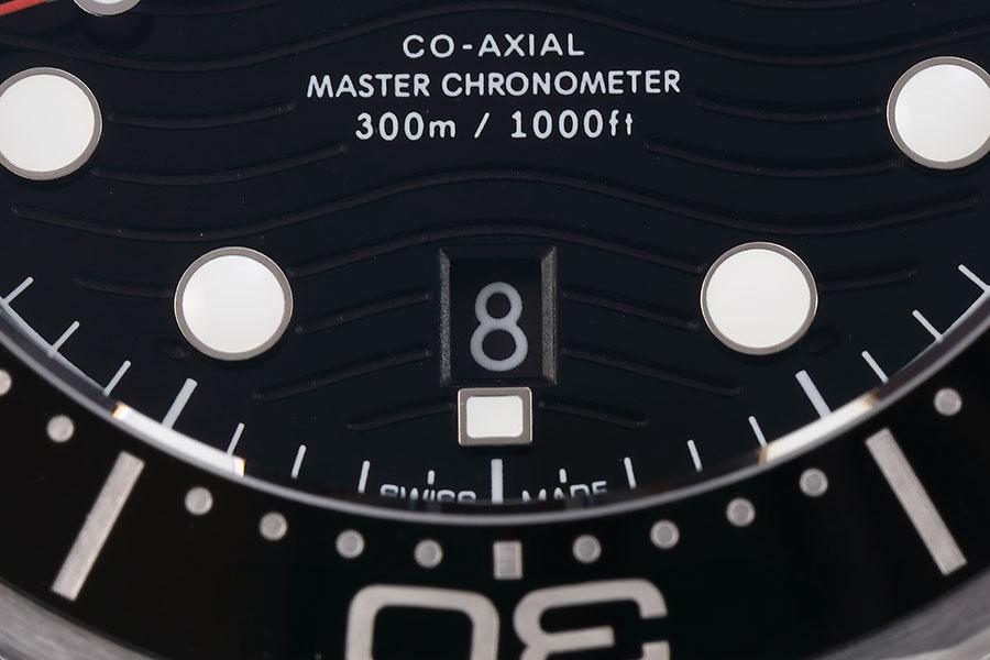 VS Factory Omega replika saat ile piyasa versiyonu karşılaştırması - Seamaster 300 siyah kadran modeli — 8. fotoğraf