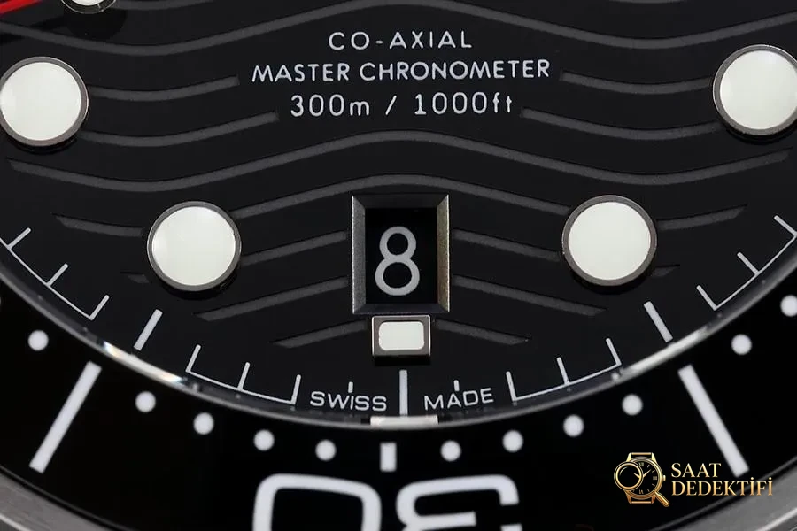 VS Factory Omega replika saat ile piyasa versiyonu karşılaştırması - Seamaster 300 siyah kadran modeli - Fosfor ve Super-LumiNova Gece Görünümü