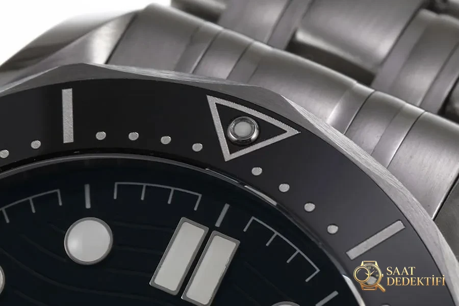 VS Factory Omega replika saat ile piyasa versiyonu karşılaştırması - Seamaster 300 siyah kadran modeli - Mekanizma Zemberek ve Balans Detayı