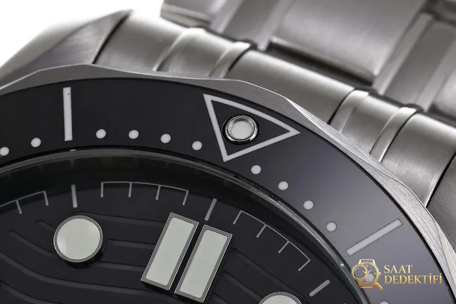VS Factory Omega replika saat ile piyasa versiyonu karşılaştırması - Seamaster 300 siyah kadran modeli - Yan Profil ve Kordon Bağlantısı