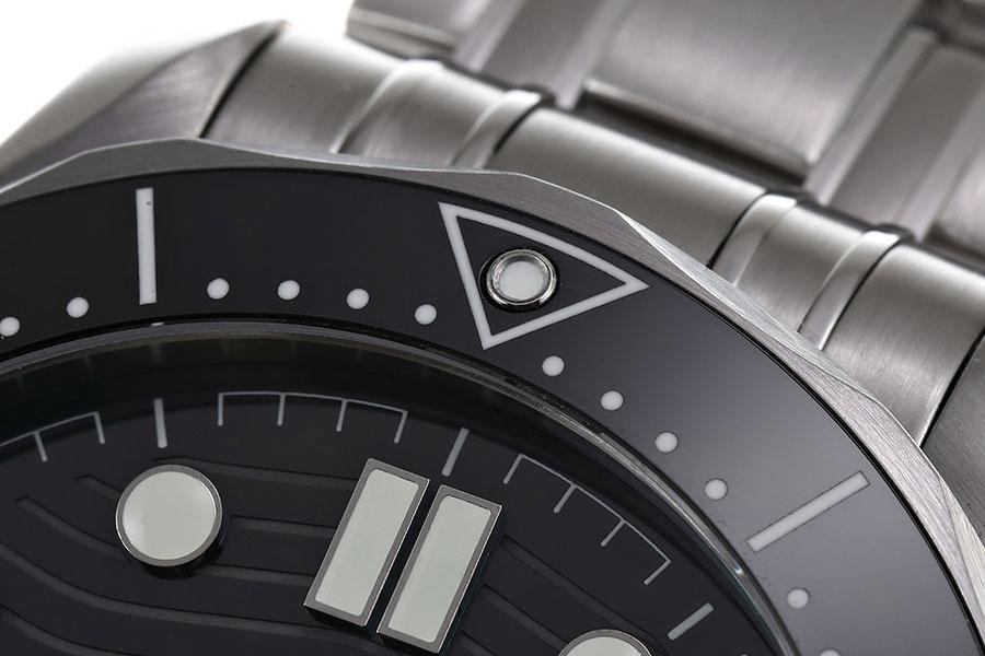 VS Factory Omega replika saat ile piyasa versiyonu karşılaştırması - Seamaster 300 siyah kadran modeli — 11. fotoğraf