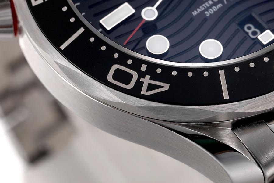 VS Factory Omega replika saat ile piyasa versiyonu karşılaştırması - Seamaster 300 siyah kadran modeli — 12. fotoğraf