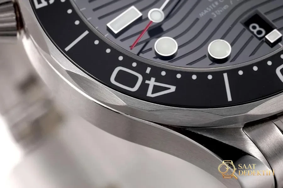 VS Factory Omega replika saat ile piyasa versiyonu karşılaştırması - Seamaster 300 siyah kadran modeli - Kasa Çeliği ve Polisaj Kalitesi