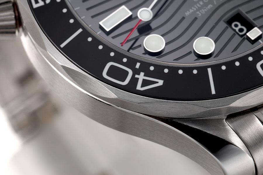 VS Factory Omega replika saat ile piyasa versiyonu karşılaştırması - Seamaster 300 siyah kadran modeli — 13. fotoğraf