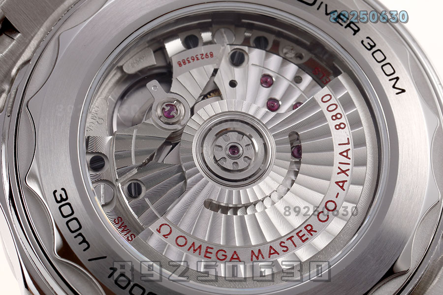 VS Factory Omega replika saat ile piyasa versiyonu karşılaştırması - Seamaster 300 siyah kadran modeli — 17. fotoğraf