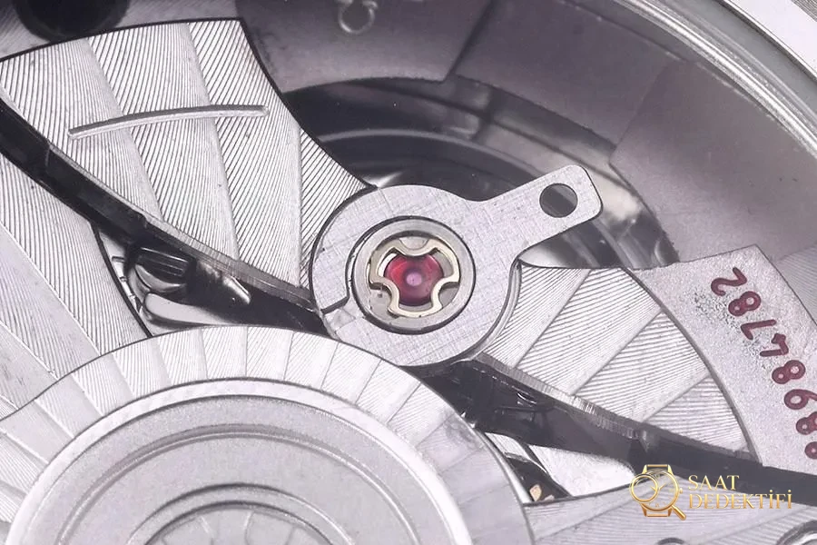 VS Factory Omega replika saat ile piyasa versiyonu karşılaştırması - Seamaster 300 siyah kadran modeli - Cam Yansıma Önleyici (AR) Kaplama