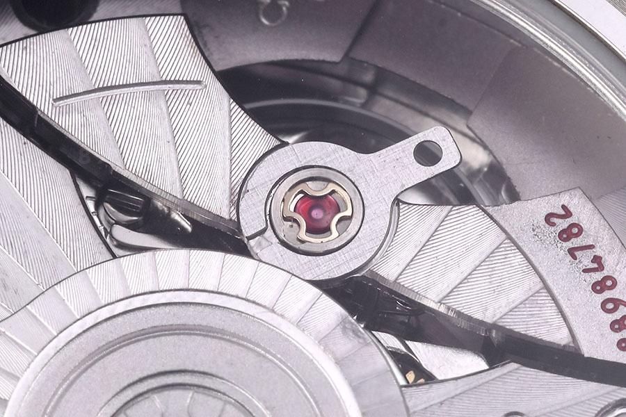 VS Factory Omega replika saat ile piyasa versiyonu karşılaştırması - Seamaster 300 siyah kadran modeli — 18. fotoğraf