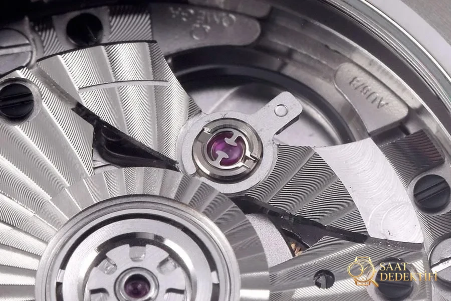 VS Factory Omega replika saat ile piyasa versiyonu karşılaştırması - Seamaster 300 siyah kadran modeli - Mekanizma Çark Dizilimi ve Taş Yatakları