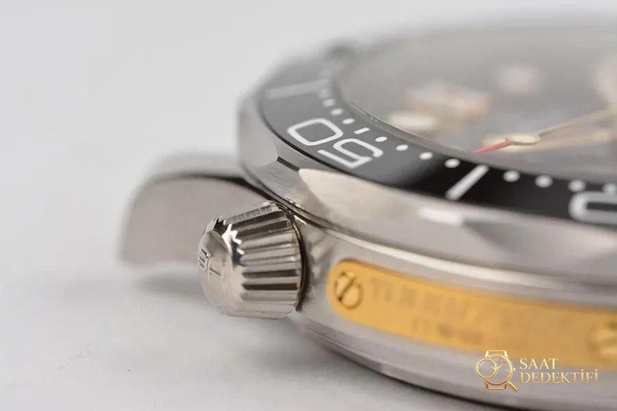 VS Factory Omega Replika Saat Piyasa Versiyonlarıyla Karşılaştırma - Seamaster 300 James Bond Limitli Sürüm - Genel Açı ve Estetik Duruş