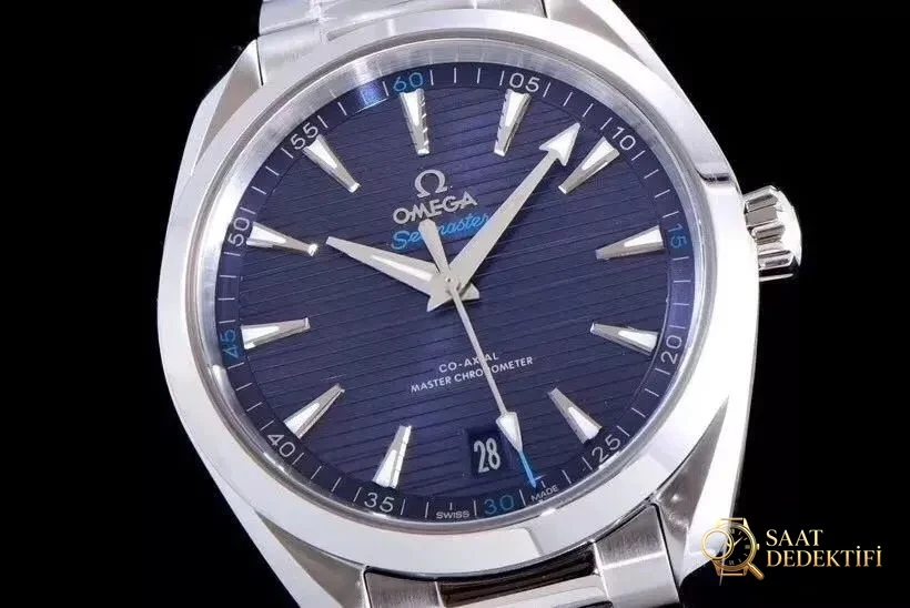 VS Factory Omega Seamaster 150 metre 220.12.41.21.06.00 serisi AQUA TERRA replika saat ile orijinal karşılaştırmalı inceleme - Arka Kapak ve Mekanizma Detayı