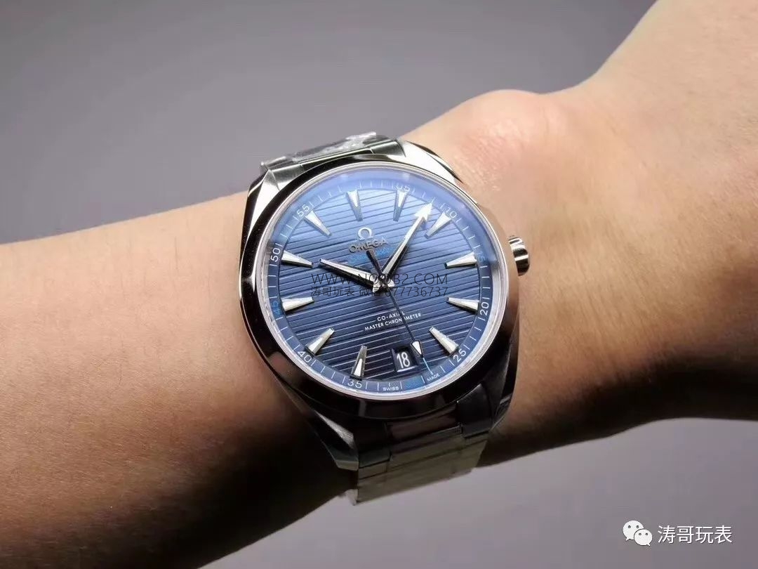 VS Factory Omega Seamaster 150 metre 220.12.41.21.06.00 serisi AQUA TERRA replika saat ile orijinal karşılaştırmalı inceleme — 21. fotoğraf