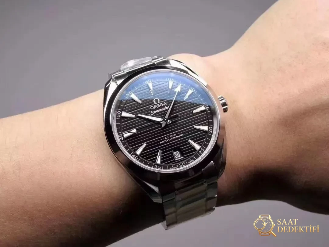 VS Factory Omega Seamaster 150 metre 220.12.41.21.06.00 serisi AQUA TERRA replika saat ile orijinal karşılaştırmalı inceleme - Arka Kapak Gravür ve Seri Numarası