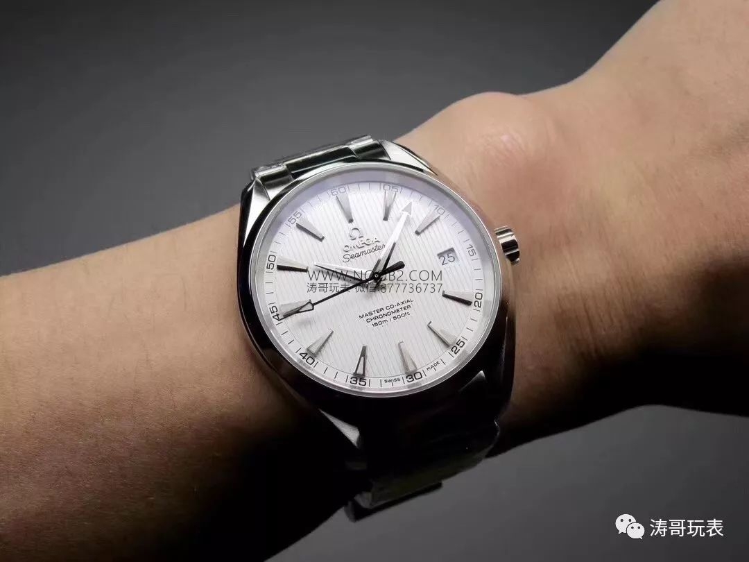 VS Factory Omega Seamaster 150 metre 220.12.41.21.06.00 serisi AQUA TERRA replika saat ile orijinal karşılaştırmalı inceleme — 23. fotoğraf