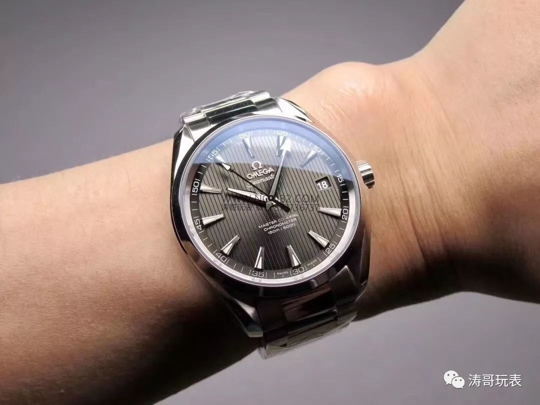 VS Factory Omega Seamaster 150 metre 220.12.41.21.06.00 serisi AQUA TERRA replika saat ile orijinal karşılaştırmalı inceleme — 24. fotoğraf