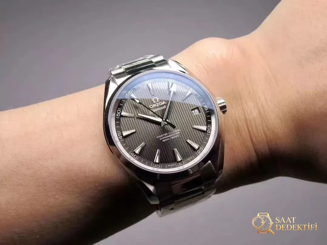 VS Factory Omega Seamaster 150 metre 220.12.41.21.06.00 serisi AQUA TERRA replika saat ile orijinal karşılaştırmalı inceleme - Bezel İçi Rehaut Gravürü ve Hizalaması