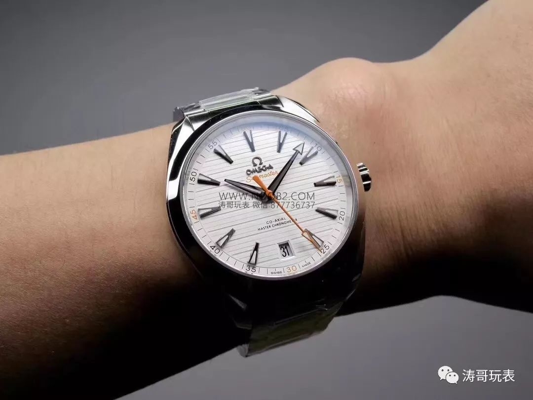 VS Factory Omega Seamaster 150 metre 220.12.41.21.06.00 serisi AQUA TERRA replika saat ile orijinal karşılaştırmalı inceleme — 26. fotoğraf