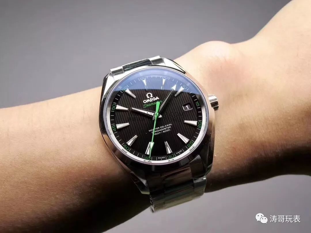 VS Factory Omega Seamaster 150 metre 220.12.41.21.06.00 serisi AQUA TERRA replika saat ile orijinal karşılaştırmalı inceleme — 27. fotoğraf