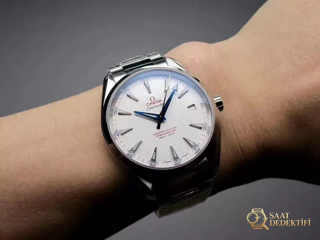 VS Factory Omega Seamaster 150 metre 220.12.41.21.06.00 serisi AQUA TERRA replika saat ile orijinal karşılaştırmalı inceleme - Dalgıç Kilit Uzatması ve Toka Güvenliği
