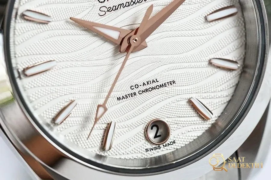 VS Factory Omega Seamaster 150M Dalga Rose Gold replika saat - 34 mm modeli - Arka Kapak ve Mekanizma Detayı