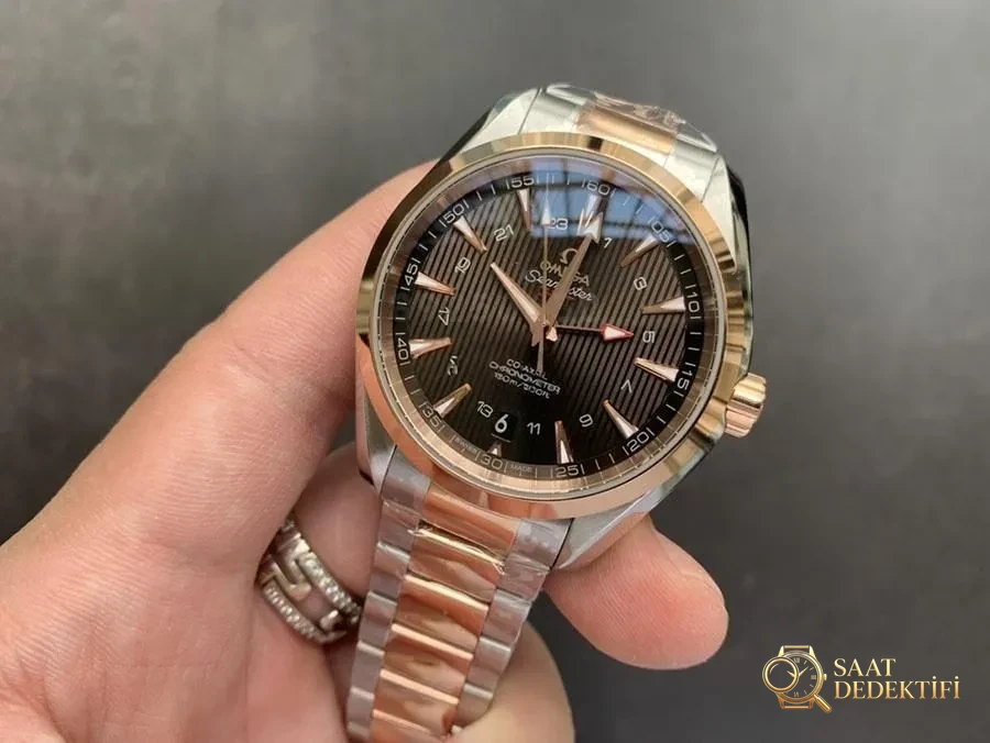 VS Factory Omega Seamaster 150m «GMT Kahve-Gri Kadran» replika kol saati - 231.20.43.22.06.003 - Kasa Profili ve Kurma Kolu İncelemesi