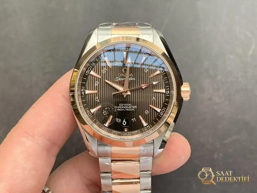 VS Factory Omega Seamaster 150m «GMT Kahve-Gri Kadran» replika kol saati - 231.20.43.22.06.003 - Arka Kapak ve Mekanizma Detayı