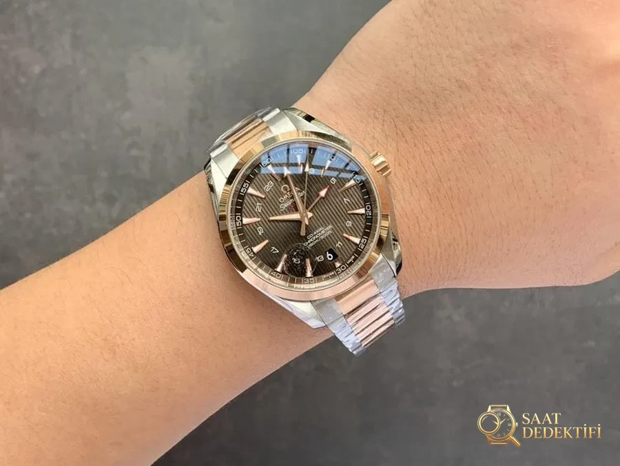 VS Factory Omega Seamaster 150m «GMT Kahve-Gri Kadran» replika kol saati - 231.20.43.22.06.003 - Fosfor ve Super-LumiNova Gece Görünümü