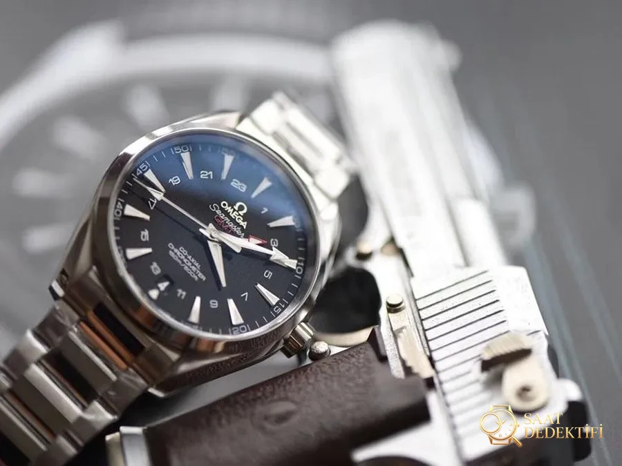 VS Factory Omega Seamaster 150M «GMT Siyah Kadran» replika saat - 231.10.43.22.01.001 - Kadran Detayı ve Bezel İşçiliği