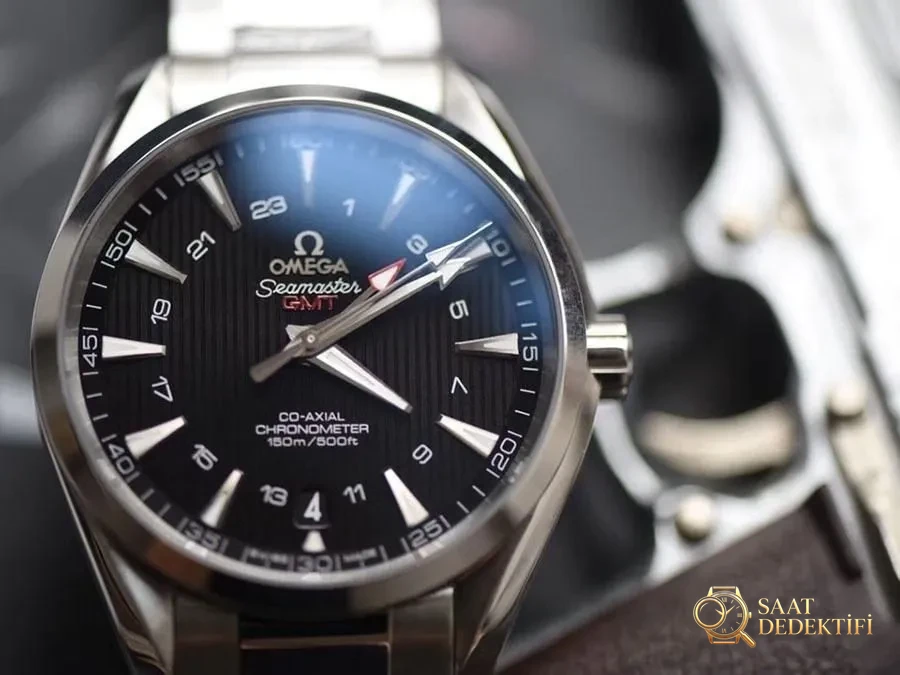 VS Factory Omega Seamaster 150M «GMT Siyah Kadran» replika saat - 231.10.43.22.01.001 - Arka Kapak ve Mekanizma Detayı