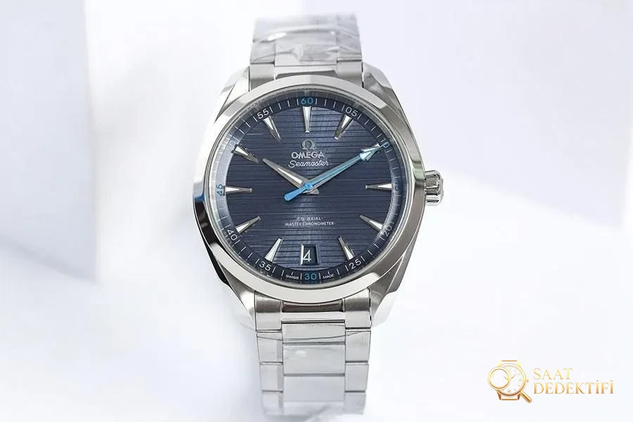 VS Factory Omega Seamaster 150M cadran bleu clair en teck, aiguilles des heures et des minutes bleues réplique de montre-bracelet - Montre VS - Détail du cadran et finition de la lunette