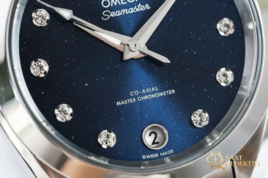 VS Factory Omega Seamaster 150M Réplique de montre-bracelet bleu ciel étoilé - Modèle 34 mm - Couverture arrière et détail du mécanisme